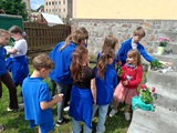 Kolejne prace w naszym sensorycznym ogrodzie szkolnym