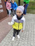 Przedszkolaki pod Pomnikiem Niepodlegoci