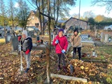 Sprz�tanie cmentarza przez Szkolne Ko�o Wolontariatu